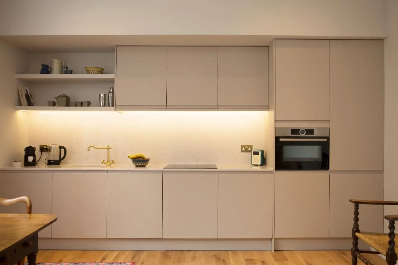 1 Bed Georgian Apartment In Bath City Centre
