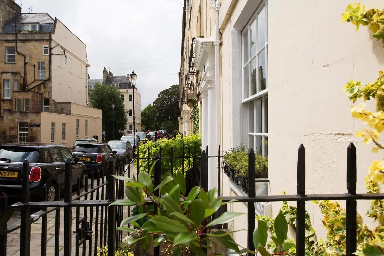 1 Bed Georgian Apartment In Bath City Centre 0*,