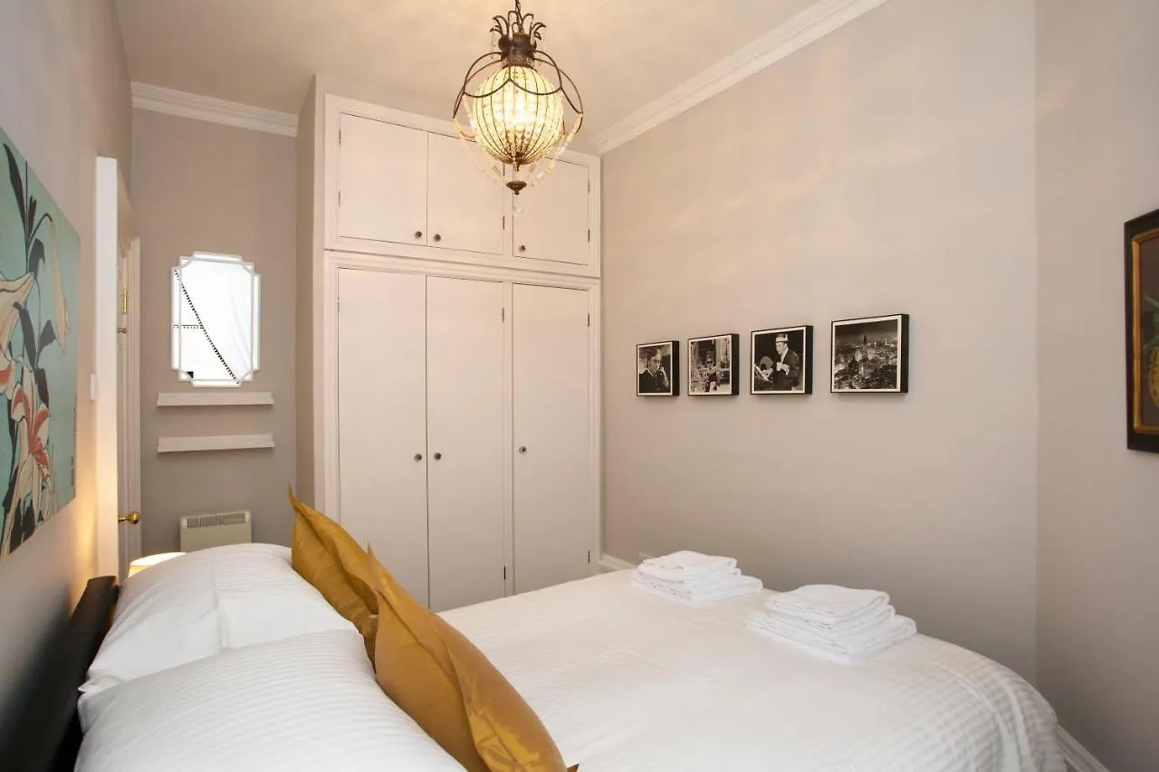 1 Bed Georgian Apartment In Bath City Centre